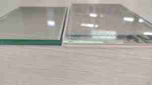 прозрачное стекло против низкого железного стекла
