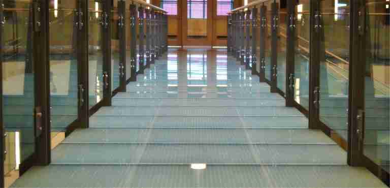 suelo de vidrio estructural