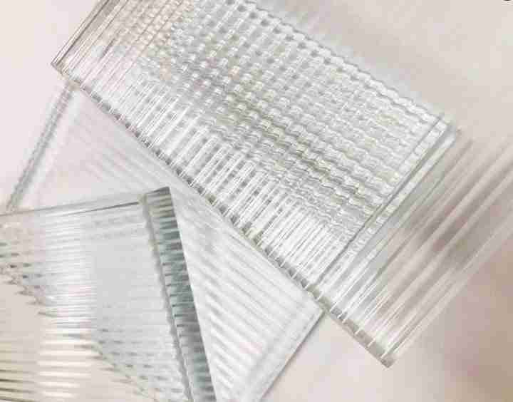 Shenzhen Dragon Glass proporciona una puerta de vidrio acanalado súper elegante de 8 mm con un precio competitivo