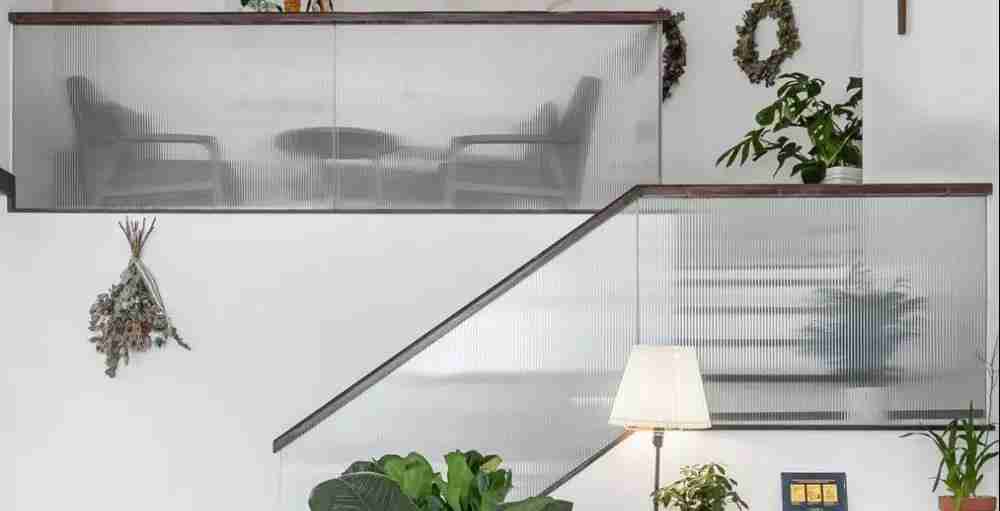 Shenzhen Dragon Glass fournir de magnifiques mains courantes en verre cannelé pour les escaliers à prix compétitif.