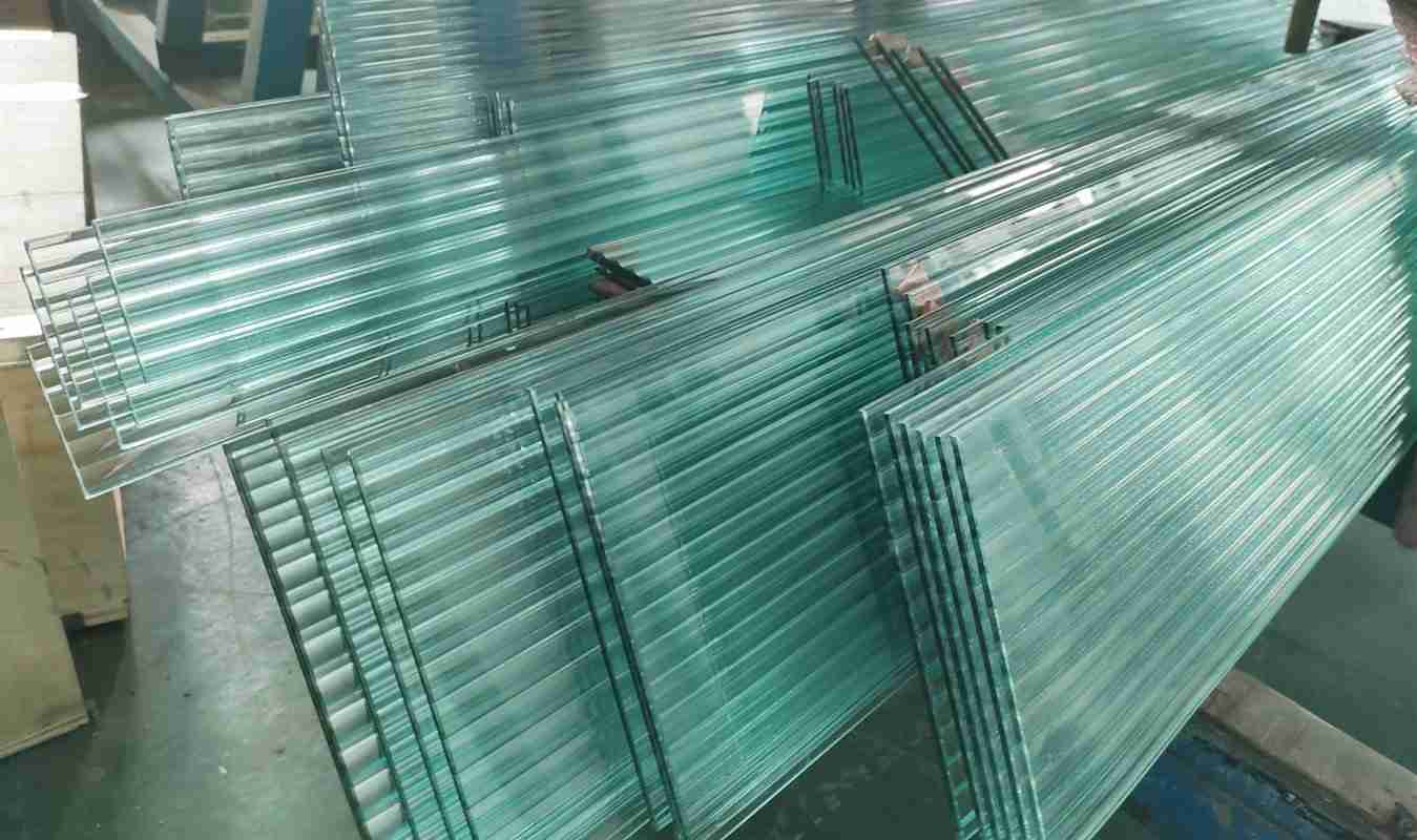Shenzhen Dragon Glass fornece lindos corrimãos de vidro fluted para escadas com preço competitivo