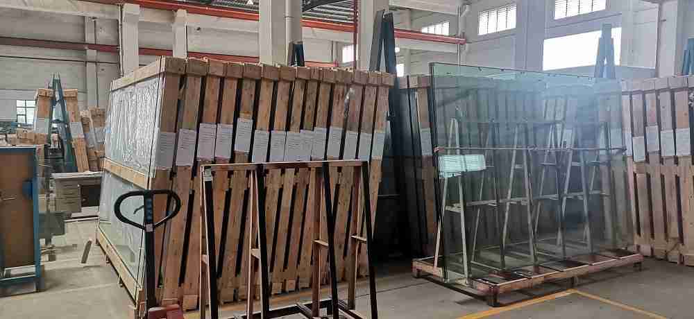 Shenzhen Dragon Glass tarjoaa korkealaatuisia erittäin turvallisia 13,52 mm laminoituja lasipaneeleja padel-tenniskentälle.