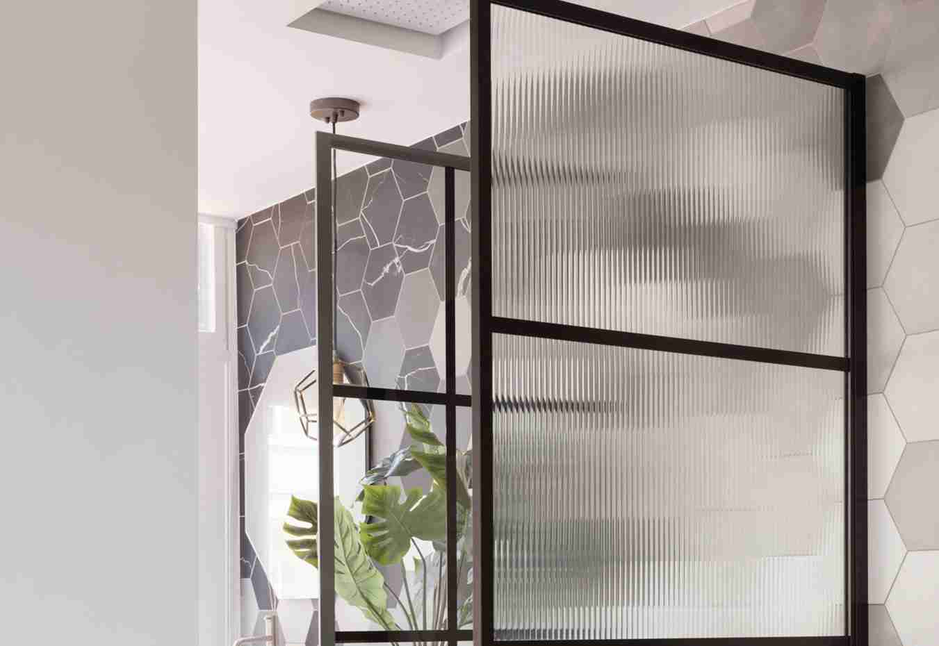 Shenzhen Dragon Glass bieten super hochwertige gerippte Glastrennwand für zu Hause mit 8mm 10mm 12mm Dicke