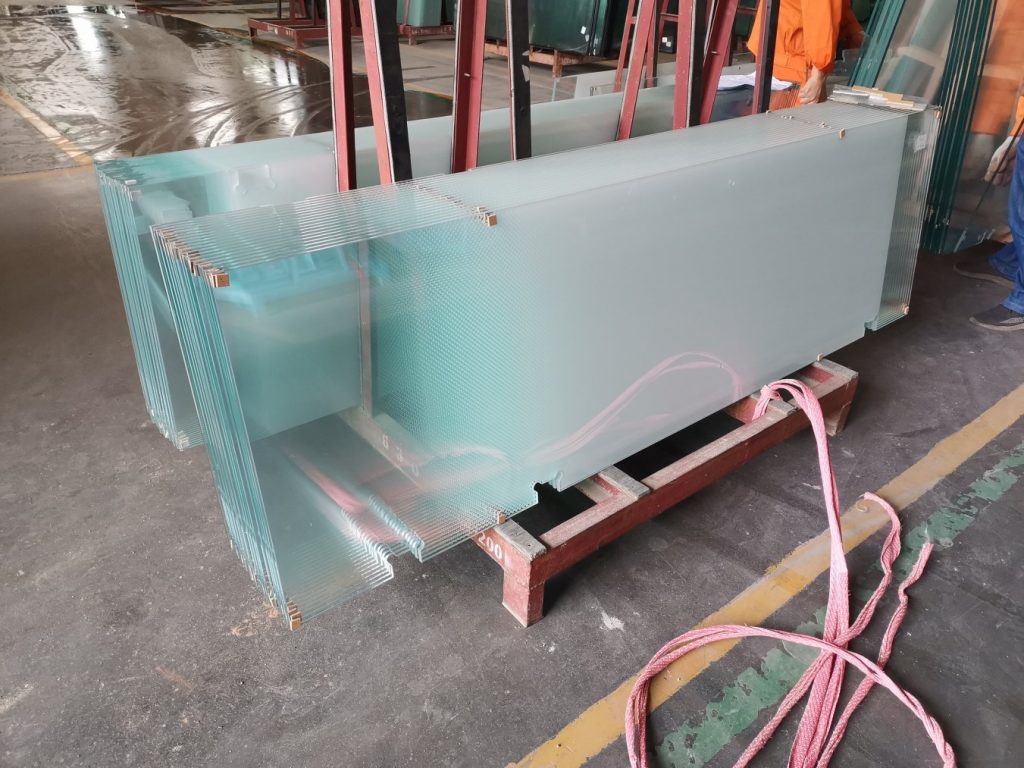 Shenzhen Dragon Glass tarjoaa houkutteleva 8mm silkkipainotettu lasi mukautettu suihku näytöt