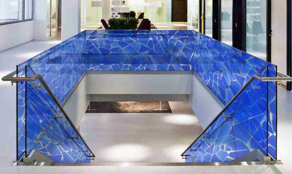 Ces dernières années, l'impression numérique céramique sur verre a été rapidement appliquée dans la décoration intérieure et extérieure en raison de ses beaux motifs et de ses couleurs vives. Shenzhen Dragon Glass est fier de montrer la voie en Chine en fournissant du verre décoratif feuilleté de haute qualité. 