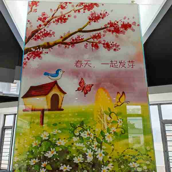 In recent years, digital ceramic printing on glass has been quickly applied in indoor and outdoor decoration due to its beautiful patterns and bright colors. Shenzhen Dragon Glass is proud to lead the way in China in bringing high-quality laminated decorative glass. 