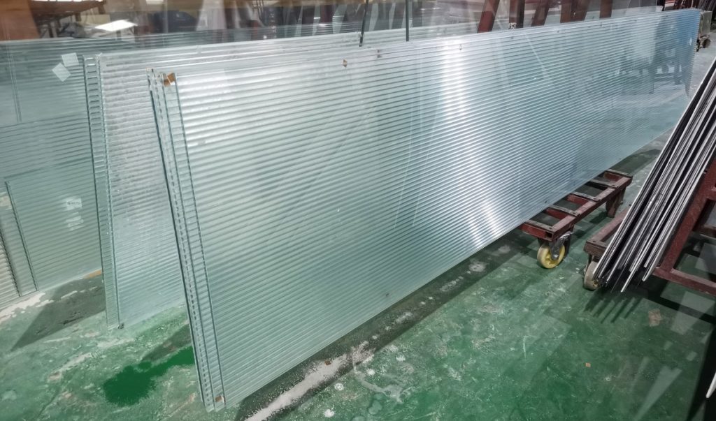 Гофрированное стекло с низким содержанием железа толщиной 12 мм.