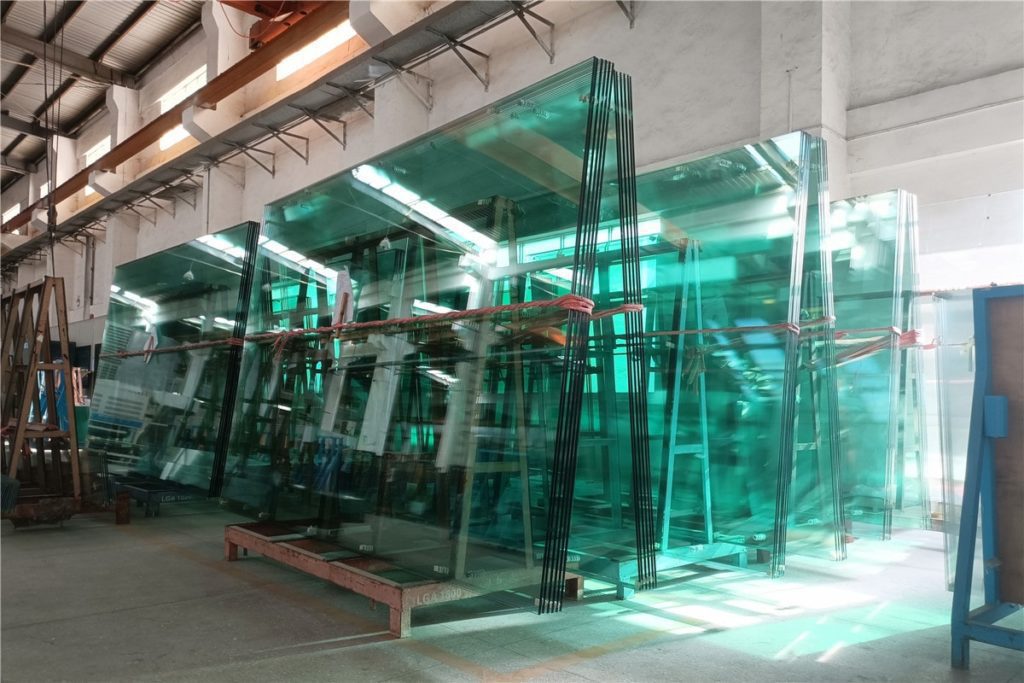 Fine polished work for padel glass