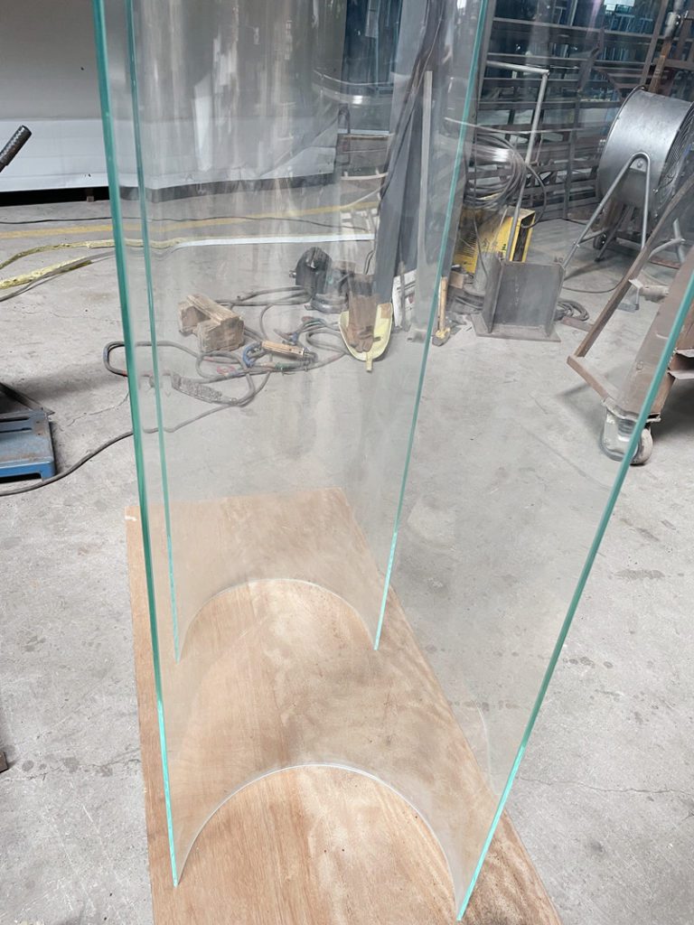 8 mm ultraklart buet glasspanel for vitrineskap for glasssmykker