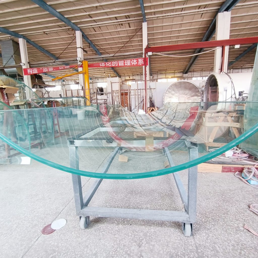 Processo de dobragem a quente para vidro curvo arquitetônico elegante