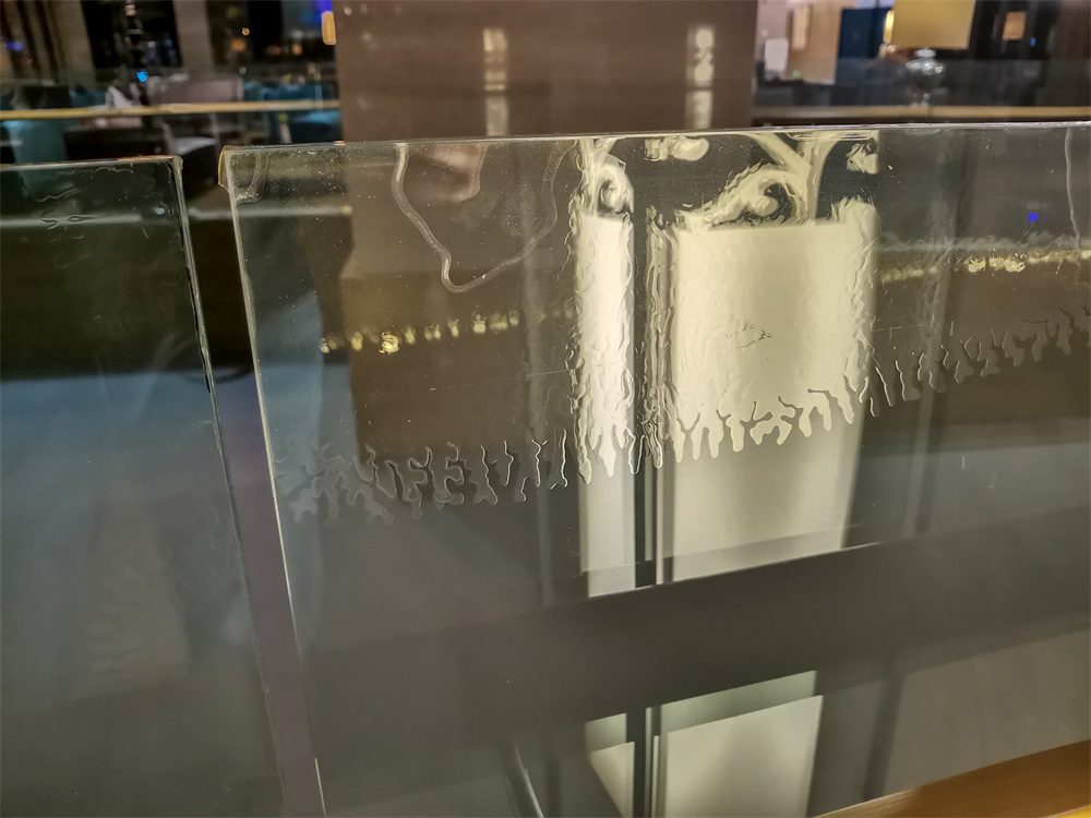 расслоение ламинированного стекла