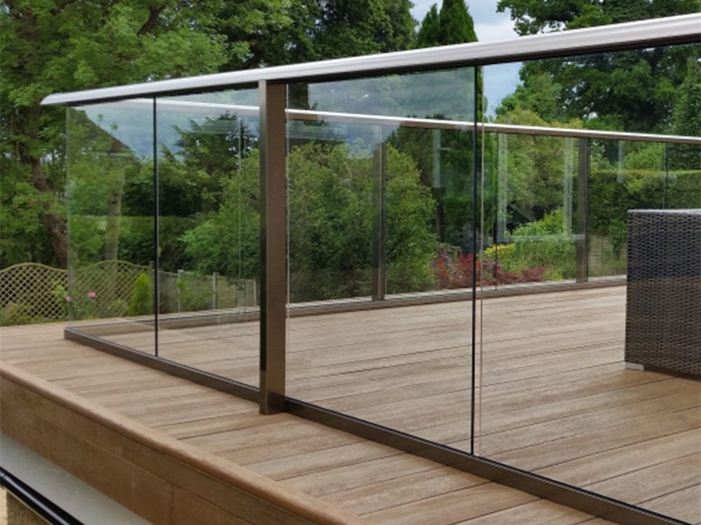 Curved glass for balcony railing