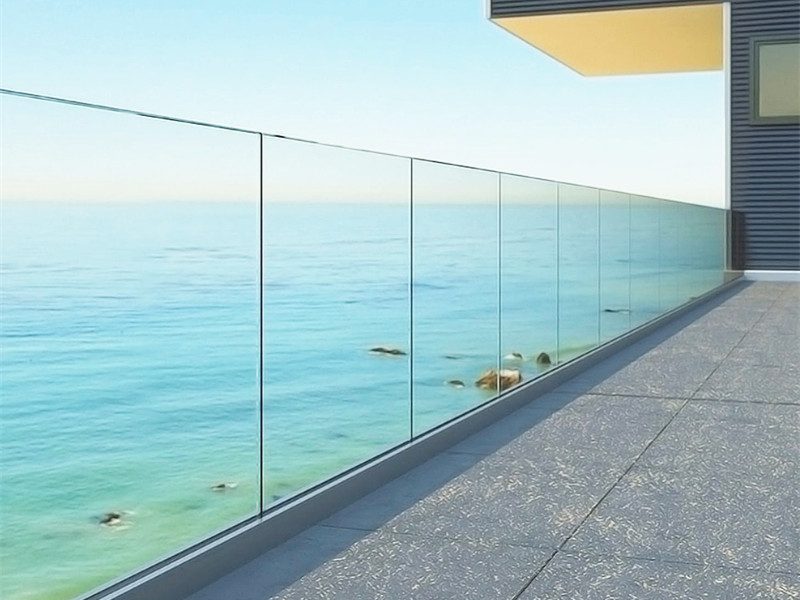 Изогнутое стекло для балконных перил