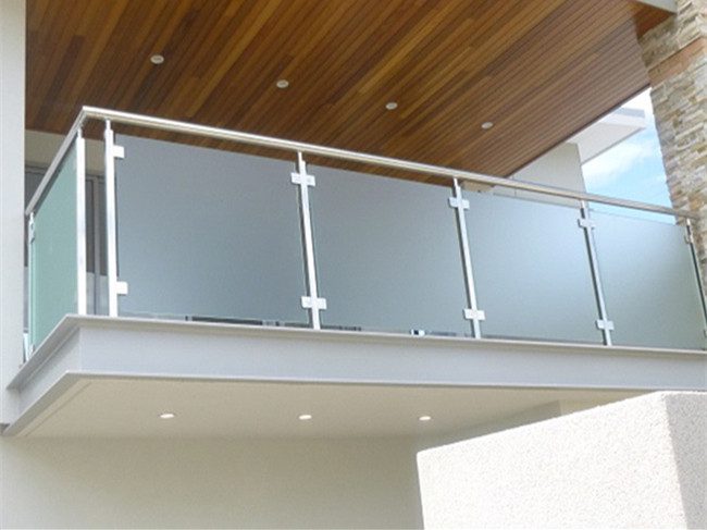 Comment choisir des balustrades en verre modernes pour balcons? Verre sans cadre, verre dépoli, verre encadré verre à cadre minimal ou verre incurvé, etc.