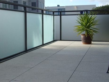 Comment choisir des balustrades en verre modernes pour balcons? Verre sans cadre, verre dépoli, verre encadré verre à cadre minimal ou verre incurvé, etc.