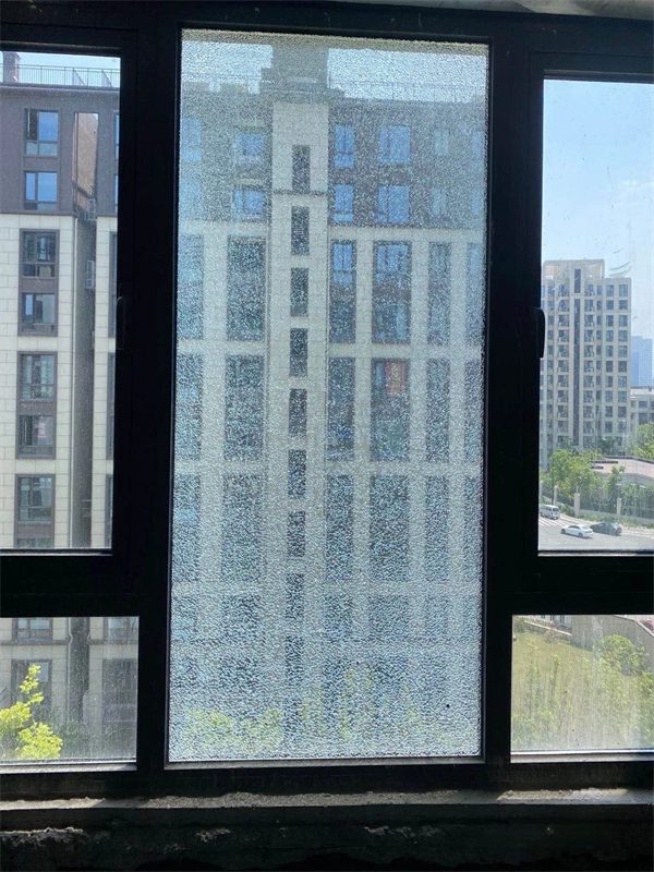 
نوافذ زجاجية مغلفة
كسر الزجاج الرقائقي
الزجاج المغلف