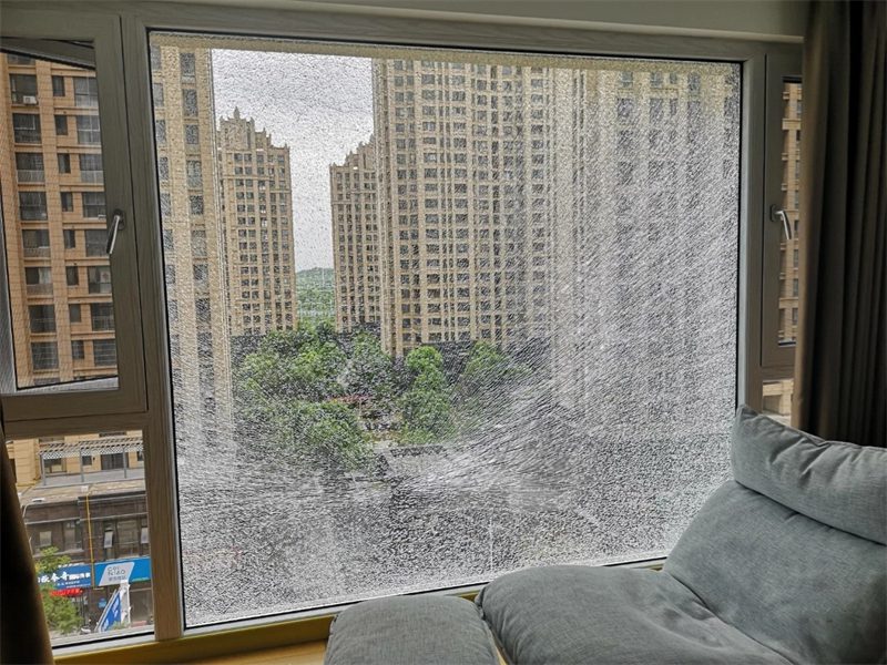 
نوافذ زجاجية مغلفة
كسر الزجاج الرقائقي
الزجاج المغلف
